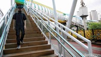 Dengan adanya JPO ini memudahkan warga untuk menyebrang dan menggunakan transportasi umum.  
