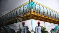 JPO jadi solusi untuk mengatasi kekhawatiran warga saat menyeberang jalan dengan arus kendaraan yang cukup padat.  