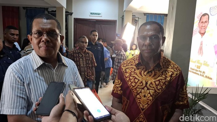Melki Laka Lena-Johni Asadoma saat diwawancarai di Kota Kupang, Rabu (8/1/2024) malam. (Yufengki Bria/detikBali)