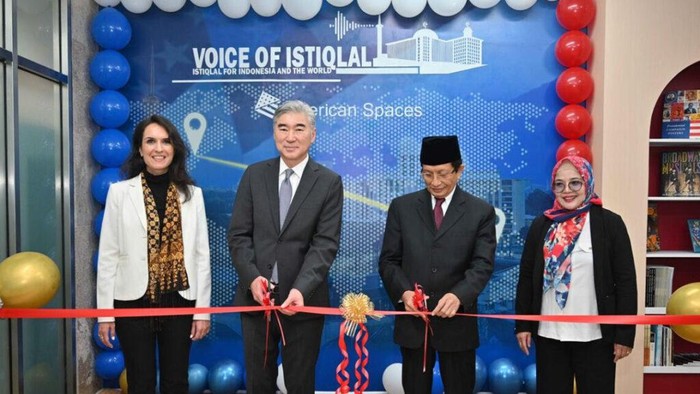 Menag RI sekaligus Imam Besar Masjid Istiqlal saat melakukan peresmian American Space, (6/1/2023)