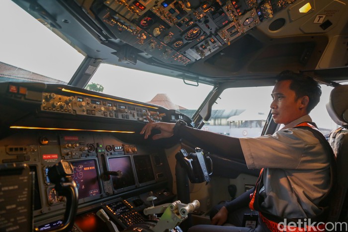 Kokpit memegang peran vital dalam dunia penerbangan karena di sinilah pilot mengendalikan pesawat terbang. Ternyata begini lho isi kokpit pesawat.