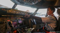 Kokpit yang juga dikenal sebagai kabin pengemudi adalah ruangan bagi pilot dan kopilot saat mengemudikan pesawat. Dikarenakan ruangan ini sangat private, akses menuju ruang itu pun sangat terbatas.  