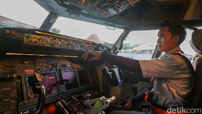 Kokpit memegang peran vital dalam dunia penerbangan karena di sinilah pilot mengendalikan pesawat terbang. Ternyata begini lho isi kokpit pesawat.