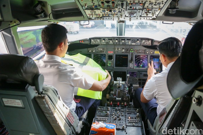Kokpit memegang peran vital dalam dunia penerbangan karena di sinilah pilot mengendalikan pesawat terbang. Ternyata begini lho isi kokpit pesawat.