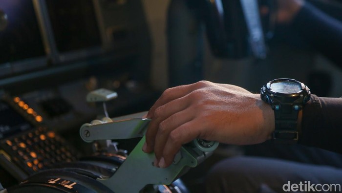 Mengintip Jeroan Kokpit Pesawat Lion Air, Penasaran? Kokpit memegang peran vital dalam dunia penerbangan karena di sinilah pilot mengendalikan pesawat terbang. Ternyata begini lho isi kokpit pesawat.
