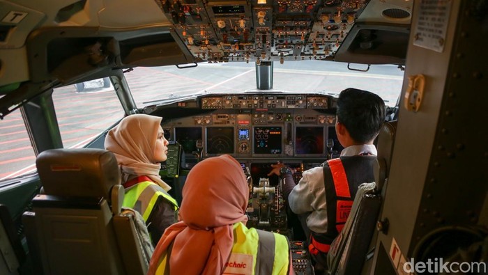 Kokpit memegang peran vital dalam dunia penerbangan karena di sinilah pilot mengendalikan pesawat terbang. Ternyata begini lho isi kokpit pesawat.