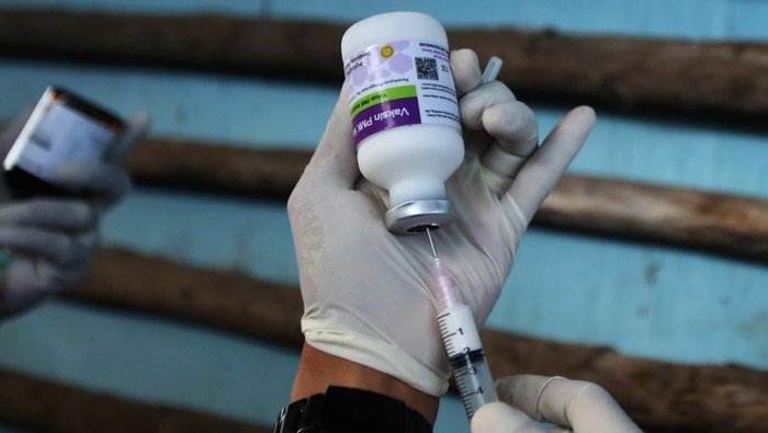 Dokter hewan mempersiapkan vaksin untuk disuntikkan kepada ternak sapi milik warga di Desa Tibang, Kecamatan Syiah Kuala, Banda Aceh, Aceh, Rabu (8/1/2025). Kementerian Pertanian (Kementan) menyiapkan sebanyak empat juta vaksin dengan total anggaran Rp100 miliar yang kemudian disebarkan ke seluruh provinsi di Indonesia untuk menangani dan pencegahan penyakit mulut dan kuku (PMK) pada ternak sapi yang diberikan gratis. ANTARA FOTO/Ampelsa/rwa.