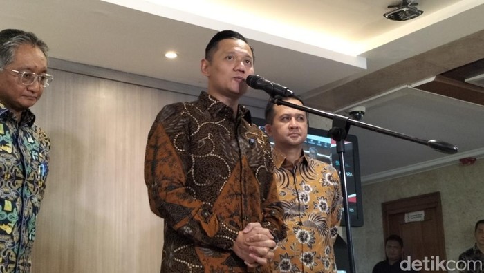 Menko AHY memberikan keternagan pers usai memimpin rapat di kantornya.