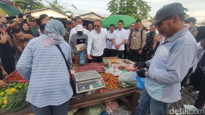 Menko Zulkifli Hasan mengunjungi Pasar Pabean Sedati Sidoarjo.