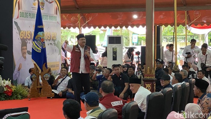 Mensos Saifullah Yusuf atau Gus Ipul saat kunjungan kerja Dialog Pilar-Pilar Kesos Madura di Bangkalan, Jawa Timur (Devi P/detikcom)