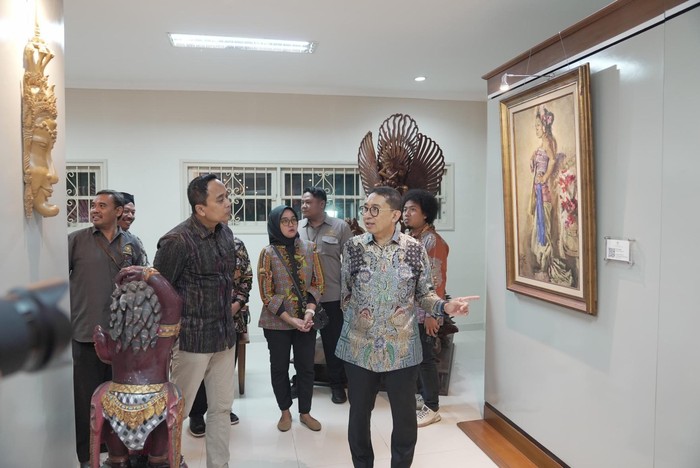 Menteri Kebudayaan RI Fadli Zon menyoroti pentingnya pelestarian seni dan sejarah di Istana Tampak Siring, Bali.