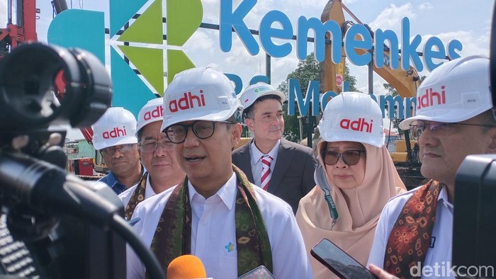 Menteri Kesehatan Budi Gunadi Sadikin di RSMH Palembang.