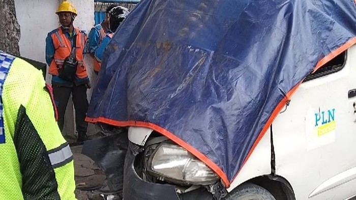 Mobil PLN di Gresik yang menabrak pohon hingga sopir meninggal dan 1 penumpang terluka.