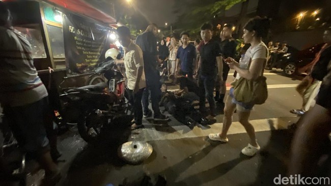 Gara-gara Remaja 17 Tahun, Gerobak Nasgor di Senayan Porak-poranda