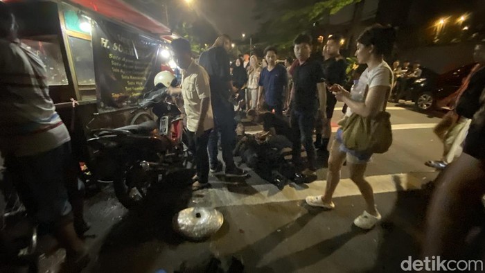 Mobil tabrak gerobak pedagang hingga motor di Senayan, Jakarta Pusat