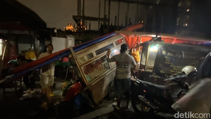 Mobil tabrak gerobak pedagang hingga motor di Senayan, Jakarta Pusat