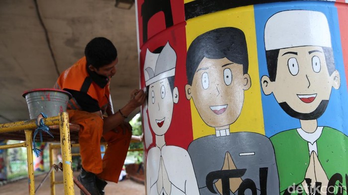 Mural Bertema Toleransi Hiasi Kolong Flyover Kampung Melayu Mural bertema toleransi menghiasi kolong jembatan Kampung Melayu, Jatinegara, Jakarta Timur. Begini potretnya.