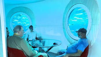 Kamar bawah air Koch memang agak sempit, hanya sekitar 28 meter persegi. Namun ia mengatakan terkejut bisa tinggal lama di sana. Foto: Ocean Builders