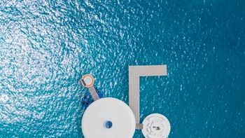 Ocean Builders juga mempromosikan SeaPod mereka jauh lebih luas dan dilengkapi dengan berbagai fasilitas, termasuk dapur, ruang tamu, kamar mandi, dan kamar tidur, serta balkon dengan perabotan lengkap. Foto: Ocean Builders