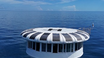 Peralatan seperti lemari es besar hingga tempat tidur dengan suhu terkontrol dioperasikan dengan tenaga surya yang dikelola oleh komputer internal berpendingin cairan. Foto: Ocean Builders