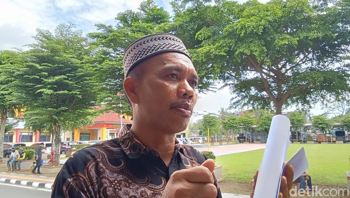 Orang tua siswa melaporkan mantan sekolah anaknya ke polisi karena menahan ijzah anaknya.