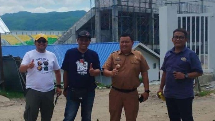 Panpel PSM Makassar meninjai progres renovasi Stadion Gelora BJ Habibie Parepare.