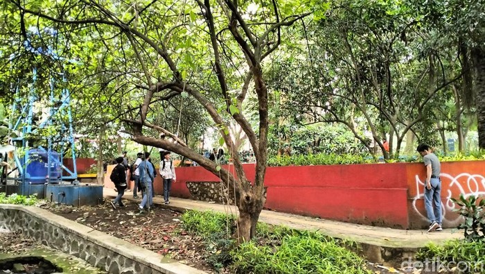 Para pencari koin dari suatu aplikasi di Taman Maluku, Kota Bandung
