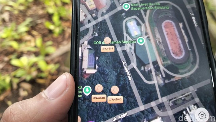 Para pencari koin dari suatu aplikasi di Taman Maluku, Kota Bandung