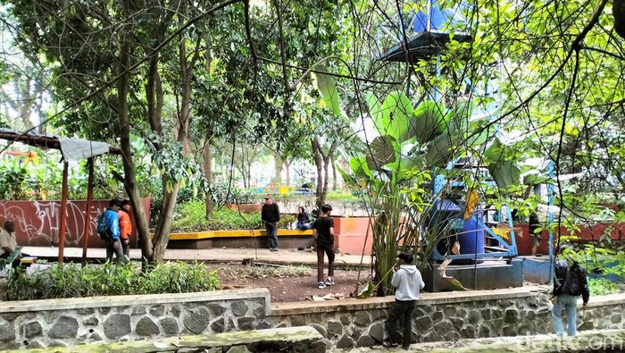 Para pencari koin dari suatu aplikasi di Taman Maluku, Kota Bandung