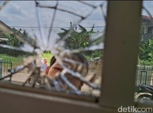Bukan Peluru Nyasar, Kaca Masjid di Palembang Ternyata Terkena Benda Tumpul