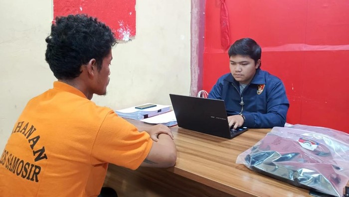 Pelaku Jepri Rumahorbo saat diamankan di kantor polisi. (Dok. Polres Samosir)