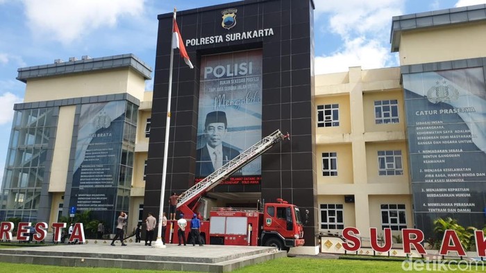 Pencopotan poster raksasa bergambar Jokowi di Polresta Solo, Selasa (7/1/2025).