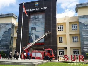 Respons Jokowi soal Poster Raksasa Gambar Dirinya di Polresta Solo Dicopot