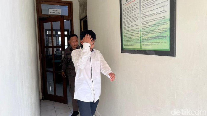Pengawas ponpes di Pacet, Mojokerto Muhammad Muis yang cabuli dan sodomi santri.