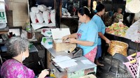 Untuk memproduksi kerupuk Abang Ijo serta beberapa kerupuk lainnya, sedikitnya ada 12 pekerja wanita yang dipekerjakan setiap hari, mulai dari memproduksi kerupuk mentah, menjemur, menggoreng, hingga pengemasan.