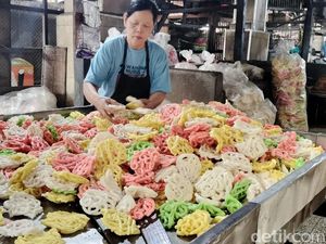 Kerupuk Abang Ijo Tetap Eksis di Bojonegoro Meski Pembeli Menurun