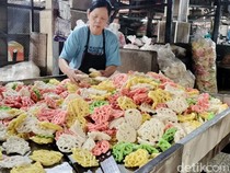 Kerupuk Abang Ijo Tetap Eksis di Bojonegoro Meski Pembeli Menurun
