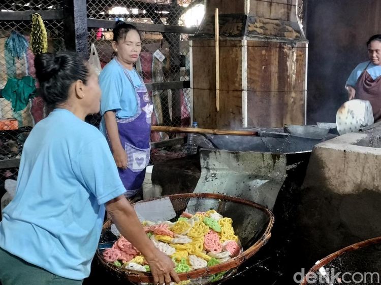 Melihat Pengolahan Krupuk Abang Ijo Bojonegoro