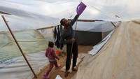 Pria Palestina berusia 37 tahun itu tidak kehabisan ide untuk menghidupi keluarganya selama perang. Dengan sedikit sumber daya yang dimilikinya, ia mengolah sebidang kecil tanah di samping tendanya untuk menanam sayuran yang diperlukan untuk memberi makan anak-anaknya, yang berjuang melawan kekurangan gizi karena kurangnya akses ke makanan dan perlengkapan selama perang.
