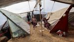 Pengungsi Gaza Bikin Lubang Bawah Tenda untuk Berlindung dari Serangan Israel