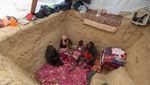 Pengungsi Gaza Bikin Lubang Bawah Tenda untuk Berlindung dari Serangan Israel