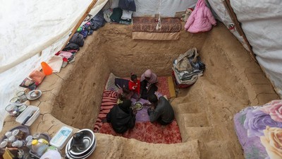 Pengungsi Gaza Bikin Lubang Bawah Tenda untuk Berlindung dari Serangan Israel