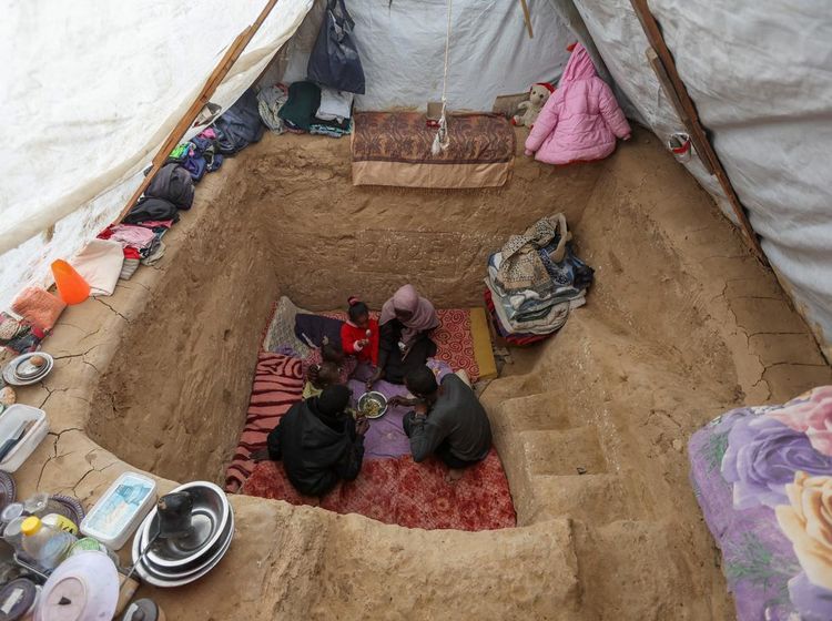 Pengungsi Gaza Bikin Lubang Bawah Tenda untuk Berlindung dari Serangan Israel