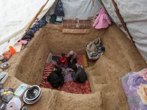 Pengungsi Gaza Bikin Lubang Bawah Tenda untuk Berlindung dari Serangan Israel