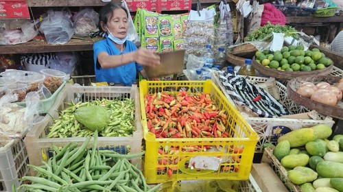 Penjual bumbu dapur, termasuk cabai, di Pasar Umum Galiran, Klungkung, Rabu (8/1/2025). (Putu Krista/detikBali)