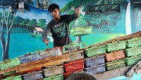 Lokasinya yang berada di pesisir Jakarta, membuat Muara Angke memiliki potensi perikanan yang tinggi salah satunya adalah pengolahan ikan asin. Namun beberapa bulan terakhir kawasan pesisir utara Jakarta kerap terkena dampak banjir rob, curah hujan yang tinggi dan ombak perairan yang berbahaya. Hal tersebut mengakibatkan pasokan bahan baku dari nelayan terganggu. Hasil tangkapan nelayan menurun drastis karena banyak nelayan yang enggan melaut.