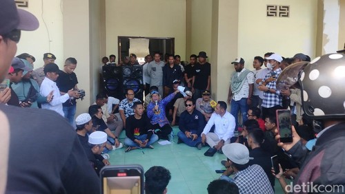 Perwakilan massa Aliansi Masyarakat Anti Narkoba (AMAN) saat berdialog dengan ketua dan anggota DPRD Dompu, Rabu (8/1/2025). (Foto: Faruk/detikBali)