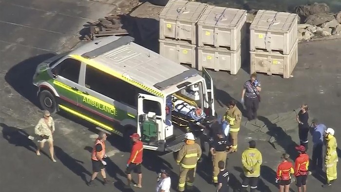 Pesawat Amfibi Jatuh di Pulau Wisata Australia This video provided by Australian Broadcasting Corporation, Channel 7 and Channel 9, shows a fuselage in water off Rottnest Island, Australia Tuesday, Jan. 7, 2025 after a seaplane crashed. (AuBC/Channel 7/Channel 9 via AP)