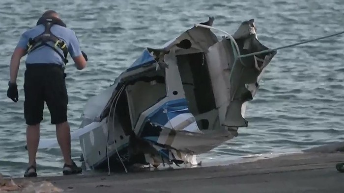 Pesawat Amfibi Jatuh di Pulau Wisata Australia This video provided by Australian Broadcasting Corporation, Channel 7 and Channel 9, shows a fuselage in water off Rottnest Island, Australia Tuesday, Jan. 7, 2025 after a seaplane crashed. (AuBC/Channel 7/Channel 9 via AP)