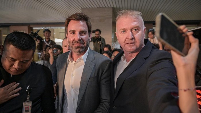 Vice President of Global Policy Apple  Nick Amman (kedua kanan) berjalan keluar usai melakukan pertemuan di Kementerian Perindustrian, Jakarta, Selasa (7/1/2025). Pertemuan tersebut terkait negosiasi investasi yang akan menentukan keluarnya sertifikat Tingkat Komponen Dalam Negeri (TKDN) untuk produk-produk Apple dan izin penjualannya di Indonesia. ANTARA FOTO/Fauzan/nz